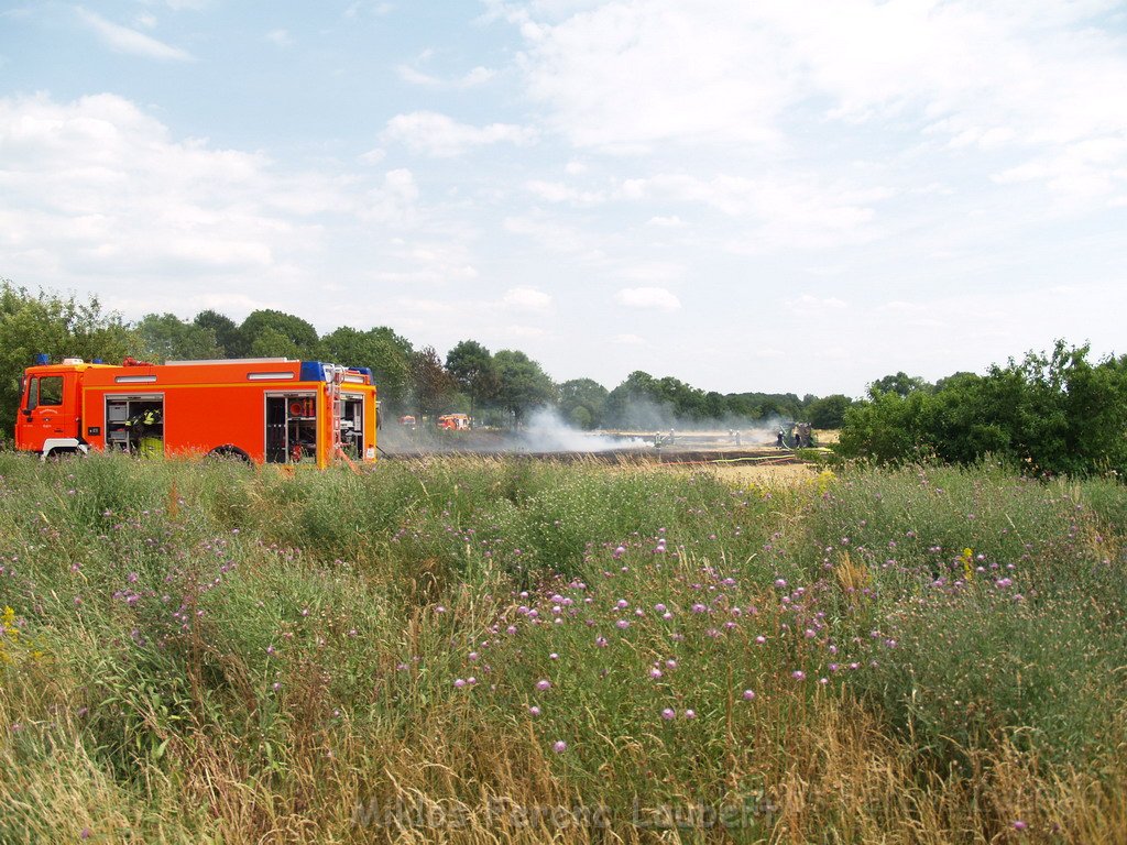 Bodenfeuer ausgeloest durch Strohballenpresse Koeln Holweide Colonia Allee P08.JPG